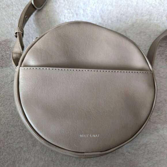 Matt & Nat Obe Round Circle Crossbody Bag Natural - Picture 1 of 9